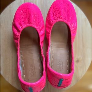 Neon pink size 7 Tieks. Small scratch at the bottom of one shoe.